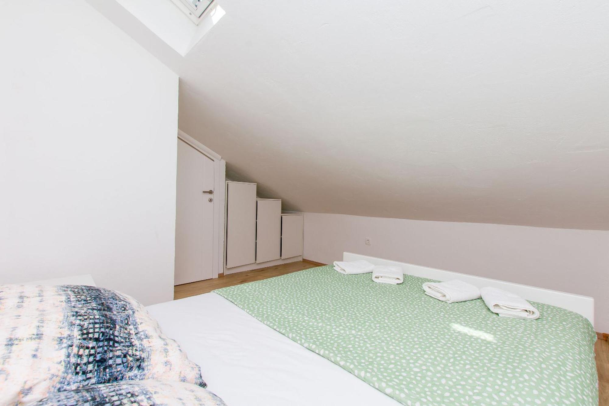 Apartment Petea Omiš Esterno foto