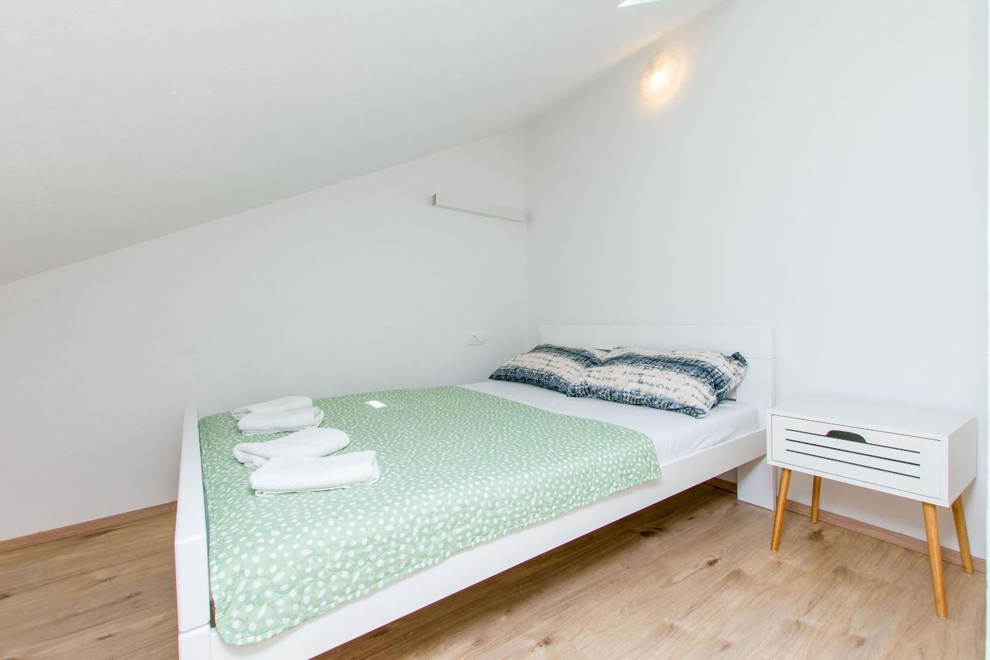 Apartment Petea Omiš Esterno foto