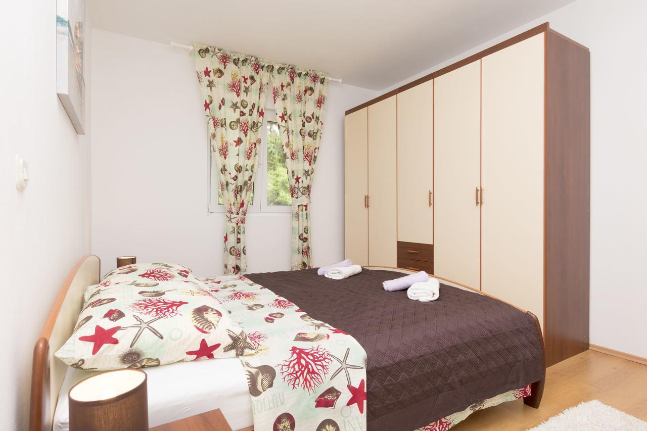 Apartment Petea Omiš Esterno foto