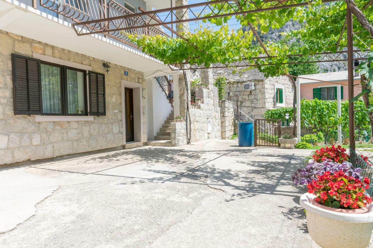 Apartment Petea Omiš Esterno foto